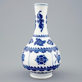 Een Chinees blauw-wit flesvormig vaasje, Kangxi